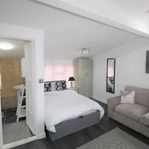 Apartamento 2 Min Walk To Upton Park Station, Londres